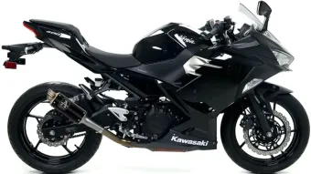 Arrow GP2 Dark Slip-on Einddemper met E-keur Kawasaki Ninja 400 2018 > 2021